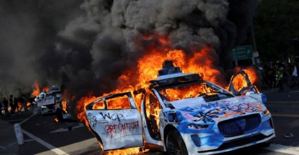 Disturbios en Los Ángeles: manifestantes queman cinco taxis autónomos y destruyen al menos seis patrullas