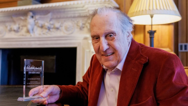 El periodista, espía y escritor Frederick Forsyth muere a los 86 años