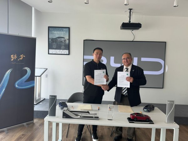 Firma UACh convenio de colaboración con Build Your Dreams Buses México