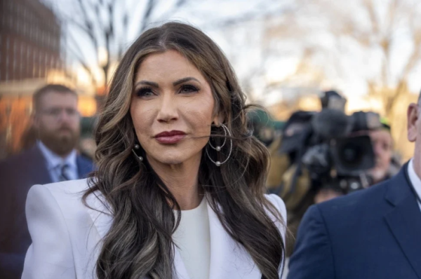 Kristi Noem arremete contra Claudia Sheinbaum por críticar redadas en Los Ángeles