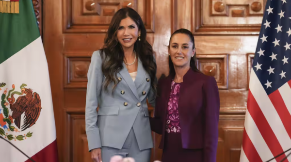 La extraña relación entre Sheinbaum y Kristi Noem