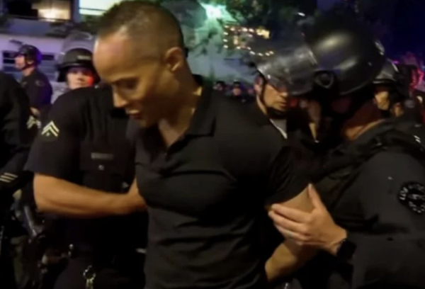 Policías retienen a corresponsal y su equipo durante las protestas en Los Ángeles