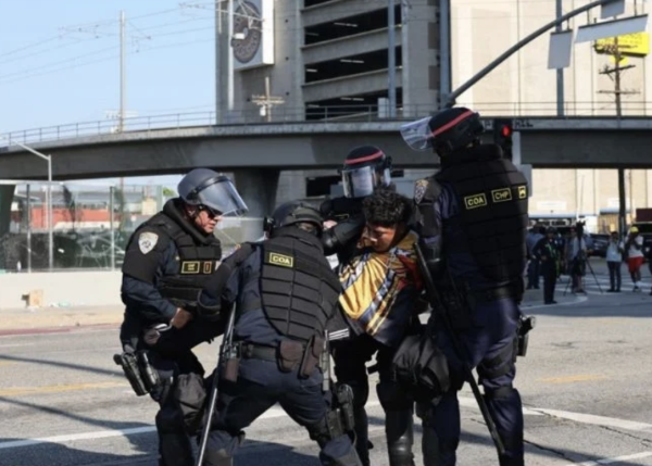 Redadas de Trump dejan 300 migrantes detenidos en Los Ángeles, acusan organizaciones y denuncian abusos