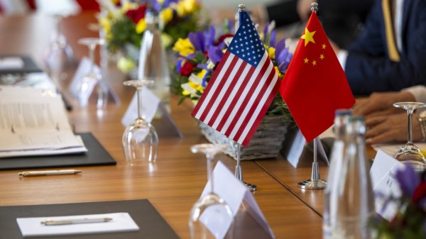 Trump anuncia que China suministrará tierras raras y EU permitirá la entrada de estudiantes chinos