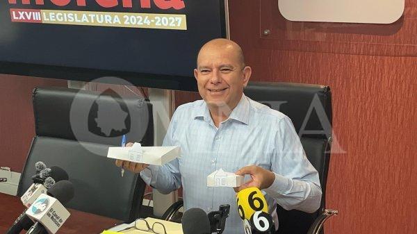 El PAN construía vivienda de 20 mts2: Cuauhtémoc Estrada con maquetas defiende viviendas del Bienestar de 60mts2
