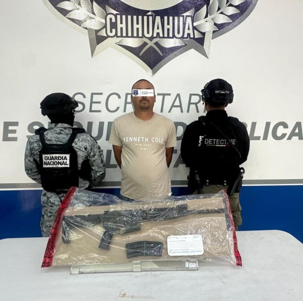 Detiene SSPE a hombre armado al exterior de negocio de comida en Ciudad Juárez