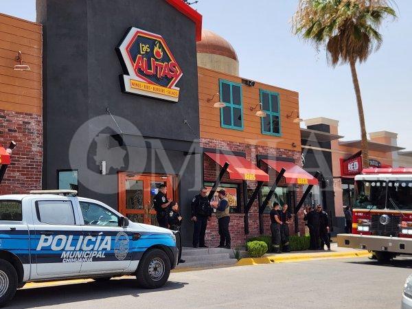 Se registra incendio en restaurante Las Alitas; una persona resultó con síntomas por inhalación de humo