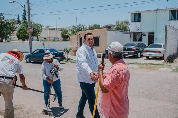 Jorge Aldana reconoce a beneficiarios del Programa de Empleo Temporal, limpian deportiva en Lomas del Florido