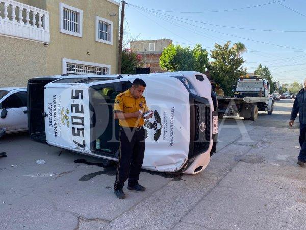 Camioneta de trasladado de valores omite alto y provoca choque volcadura