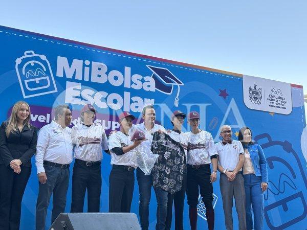 Encabeza Bonilla entrega simbólica de mochilas del programa “Mi Bolsa Escolar” al Cbtis 122