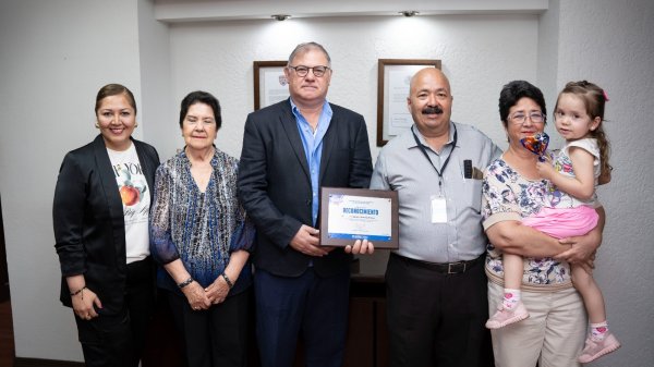Reconoce SFP a servidor público por 30 años de servicio a los chihuahuenses