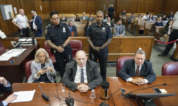 Juez de Nueva York declara nulo el cargo por violación contra Weinstein por amenazas en el jurado