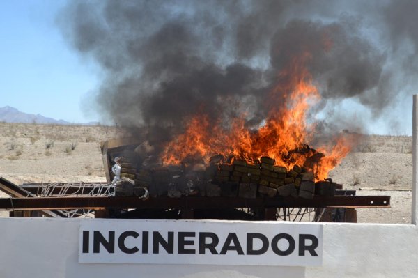 Incinera FGR casi una tonelada de narcóticos en Chihuahua