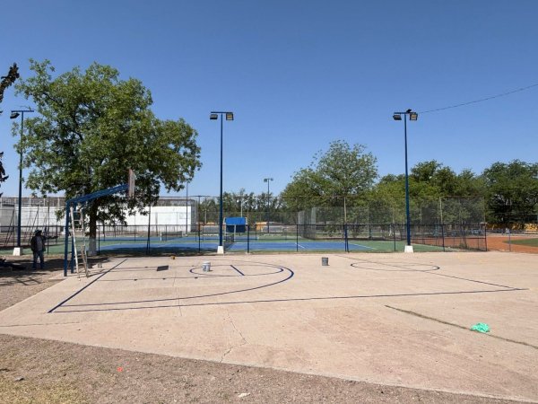 Inicia Camargo trabajos de pintura en canchas de la deportiva Luis Jaramillo.