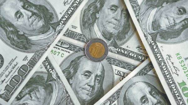 Precio del dólar desciende a su nivel más bajo en tres años