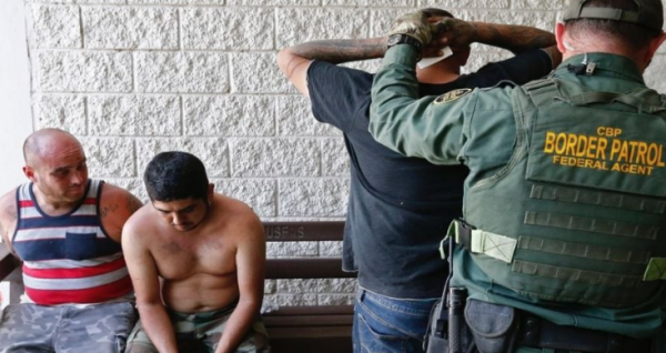 Agentes de EU intensifican arrestos en juzgados; buscan acelerar deportaciones de migrantes
