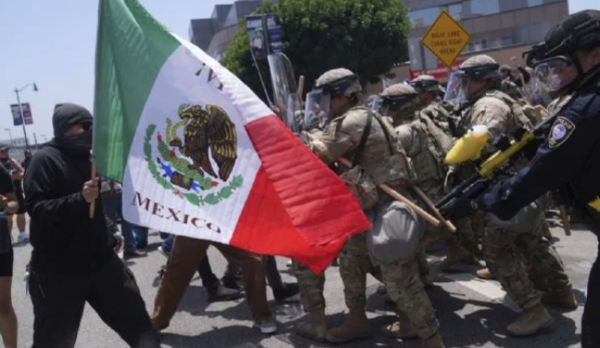 Embajador de EU en México critica uso de banderas mexicanas en protestas en Los Ángeles