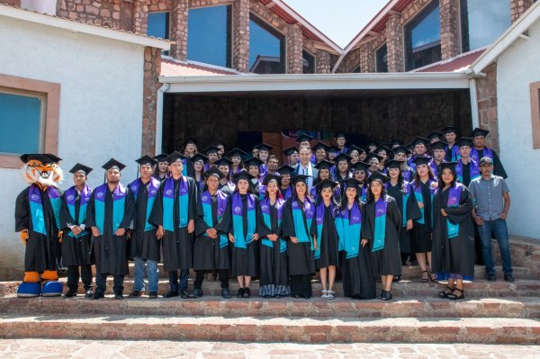 Egresan 75 nuevos profesionistas de la Universidad Tecnológica de la Tarahumara