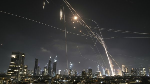 Irán bombardea Israel: caen misiles en Tel Aviv (videos)