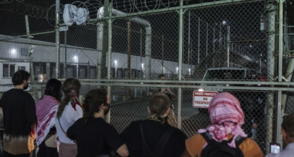 Escapan cuatro personas de un centro de detención de migrantes en Newark tras disturbios al interior
