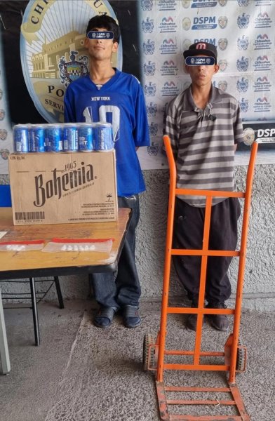Detienen a dos por presunto narcomenudeo