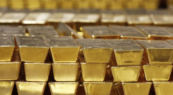 Precios del petróleo aumentan 6% por los ataques de Israel a Irán; oro brilla como activo de refugio y roza su máximo histórico