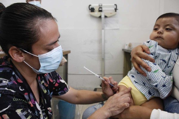 Cofepris autoriza nueva vacuna contra meningitis para bebés de 6 semanas