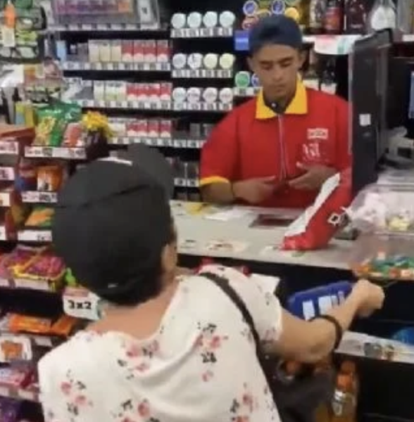 Mujer agrede a cajera del Oxxo “por mal servicio”; la apodan “Lady recargas” (Video)