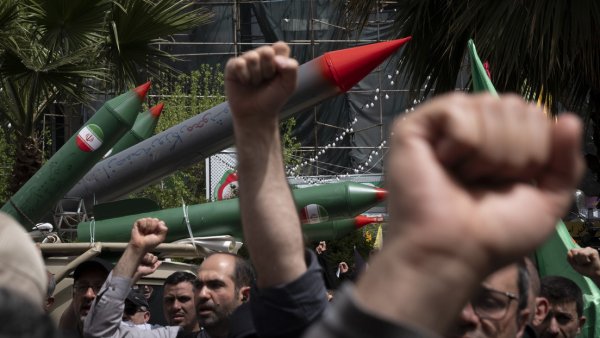 Irán amenaza a Francia, Reino Unido y EU con atacar sus bases