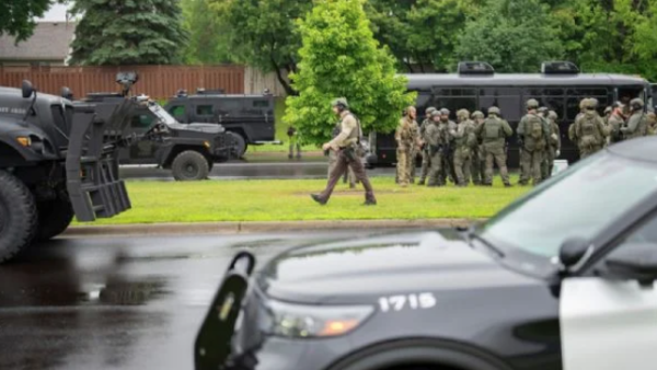 Un individuo disfrazado de policía hiere a tiros a dos congresistas demócratas en Minnesota