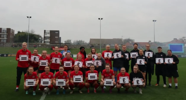 Primer club de futbol que paga el mismo salario a hombres y mujeres solicita apoyo a sus aficionados para poder subsistir
