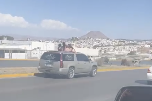 Captan a limusina con niñas fuera del 