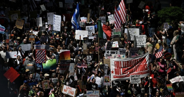 De Nueva York a Los Ángeles: miles de estadounidenses marchan contra las posturas agresivas de Trump previo al desfile militar