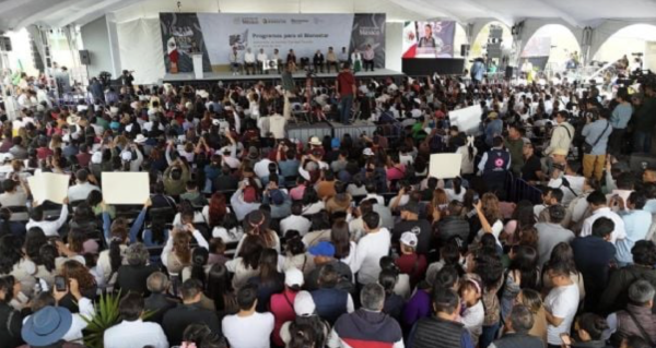 Manifestantes interrumpen discurso de Sheinbaum durante su visita al Hospital General en Tulancingo