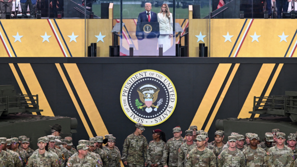 Donald Trump disfruta desfile militar, mientras cientos de miles se manifiestan en su contra
