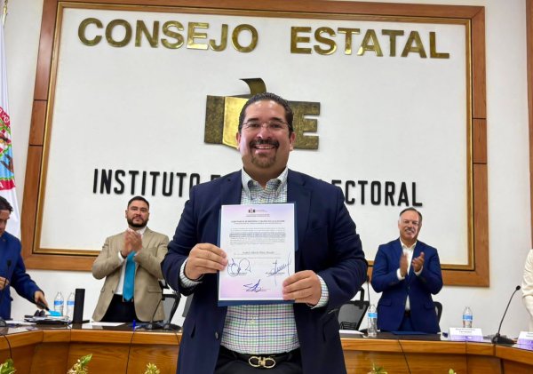 Recibe Andrés Pérez Howlet constancia de mayoría que lo acredita como Magistrado Civil