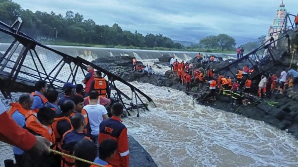 Colapsa puente en India; hay dos turistas muertos, 32 heridos y varios desaparecidos