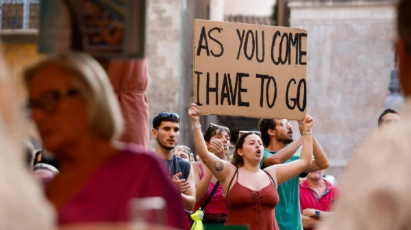 Protestan en España contra el aumento de turistas; afirman que afecta su calidad de vida