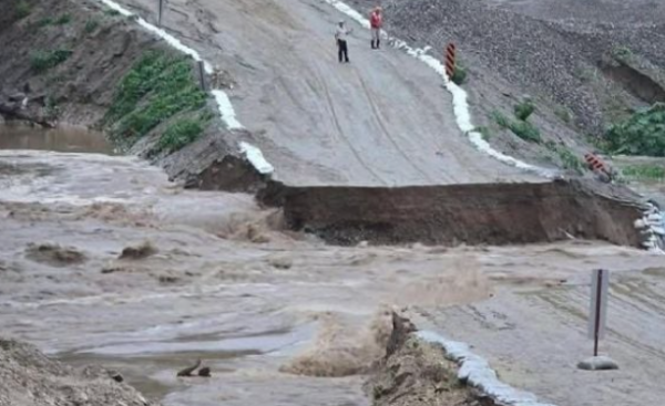Colapsa puente en Guerrero por la tormenta Dalila