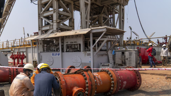 Registra petróleo la mayor alza desde 2022 por guerra Israel-Irán