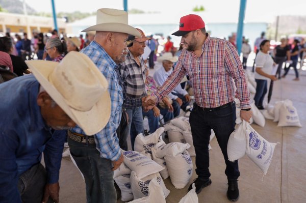 Recorre Arturo Medina la sierra con entrega permanente de apoyos alimentarios.
