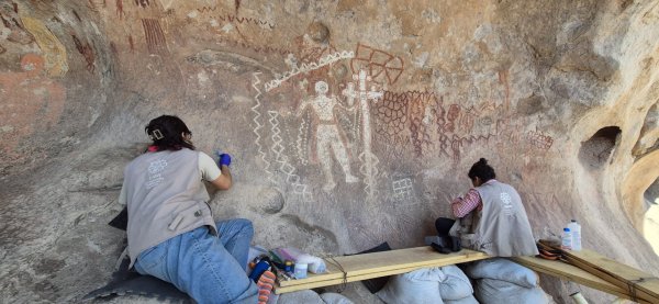 INAH realiza trabajos de conservación de pinturas rupestres en Cuevas de las Monas