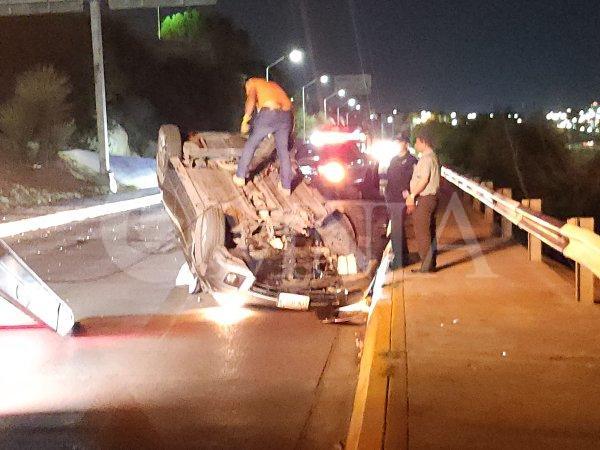 Vuelca vehículo en el Teófilo Borunda tras maniobra imprudente; conductor resulta ileso