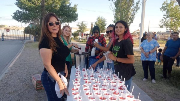 Se reúne María Antonieta Pérez con madres y niños de la colonia Arecas ll en Ciudad Juárez