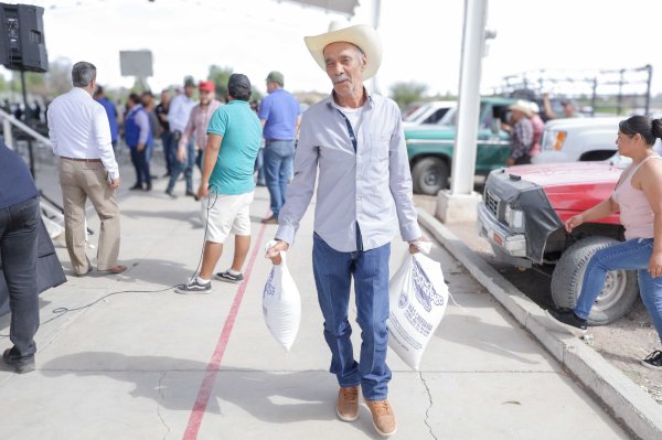 Entregan apoyos alimenticios a 200 familias en Balleza