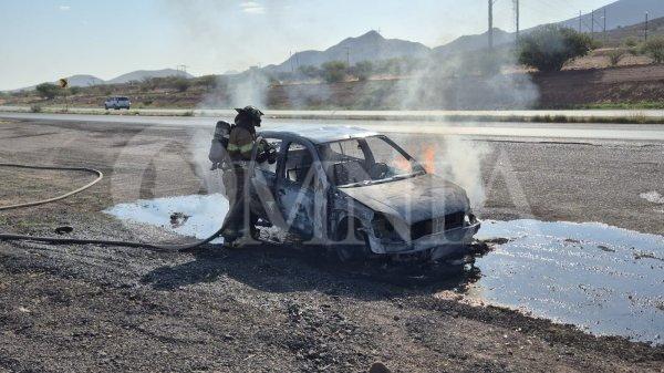Falla mecánica provoca incendio vehicular en la carretera Chihuahua–Cuauhtémoc