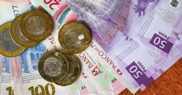 Peso retrocede en las primeras operaciones por tensiones entre Israel e Irán; cotiza en 18.95 por dólar