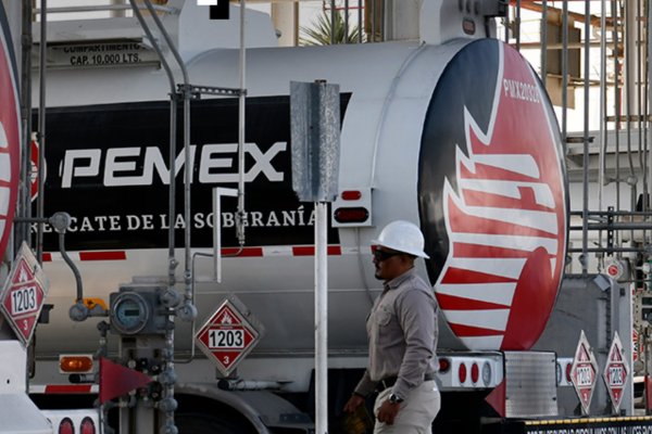 Advierten paro en sector petrolero en julio por deudas de Pemex