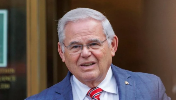Exsenador demócrata Bob Menéndez ingresa a prisión para cumplir condena de 11 años