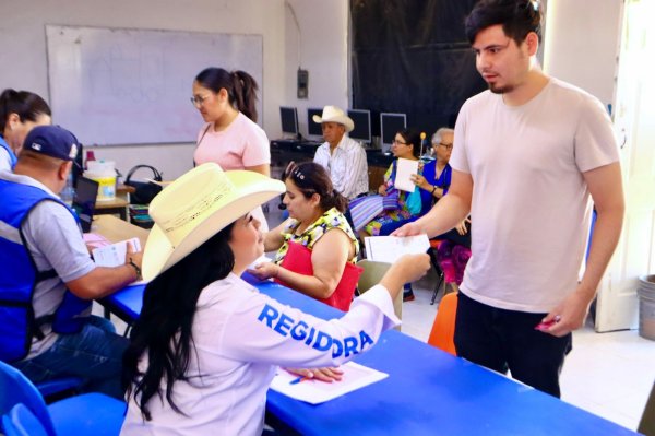 Entrega regidora Myrna Monge programas de becas municipales a habitantes del Ejido Ocampo